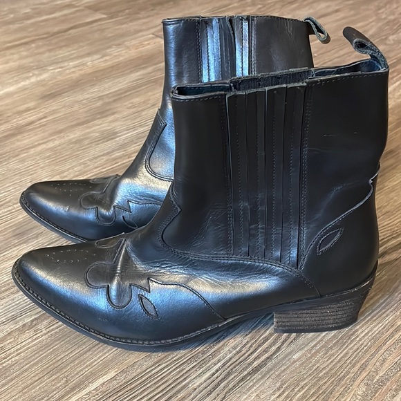 Urban Outfitters black boots - Picture 1 of 7